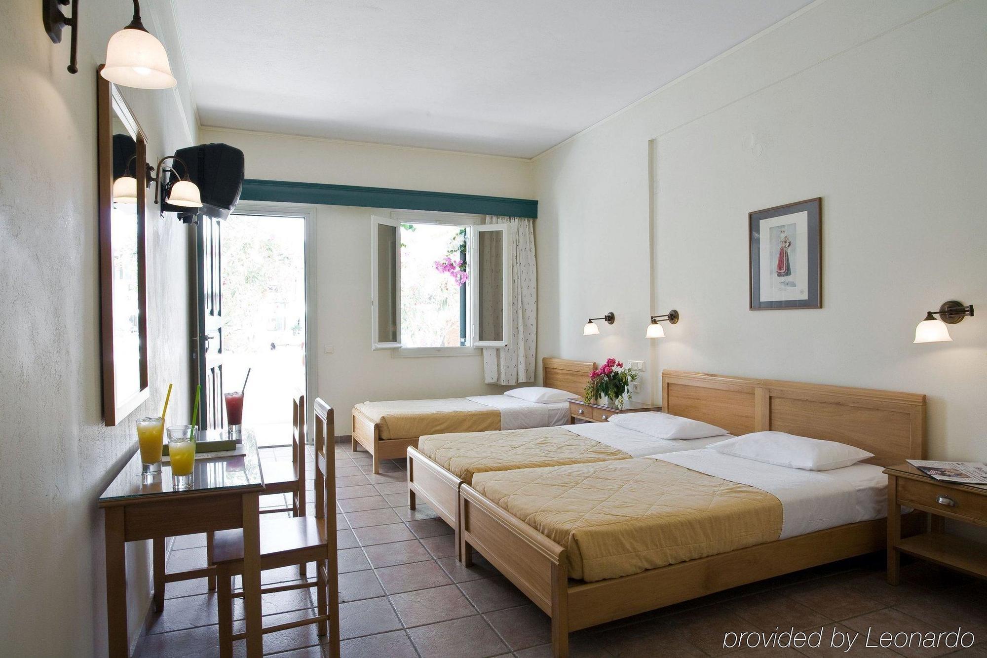 Rose Bay Hotel Камарі Номер фото